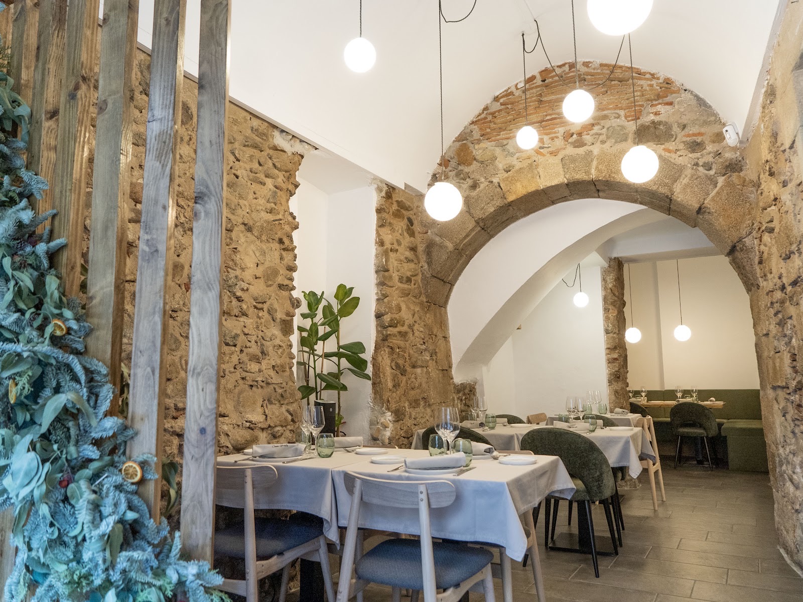 Sala de LaFerla, con paredes de piedra y arco